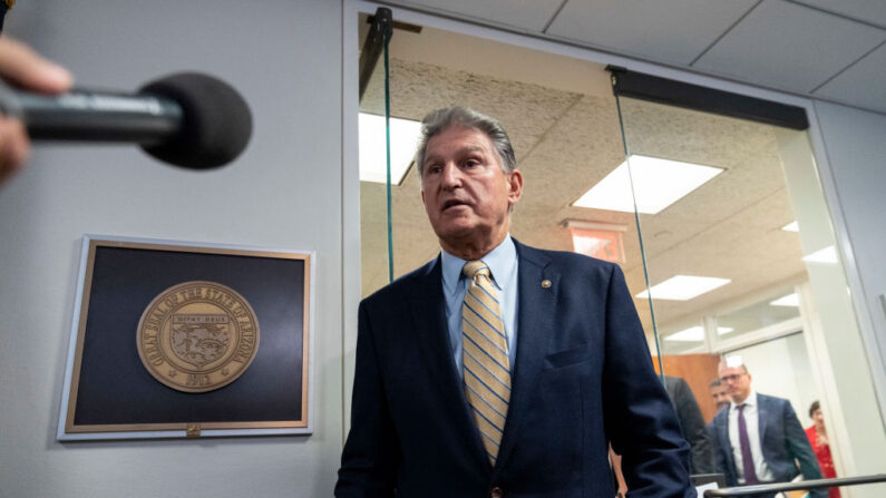 El senador Joe Manchin (D-WV) sale de una reunión de senadores bipartidistas en la oficina de la senadora Kyrsten Sinema (D-AZ) en el Capitolio el 22 de junio de 2021 en Washington, DC. (Drew Angerer/Getty Images)