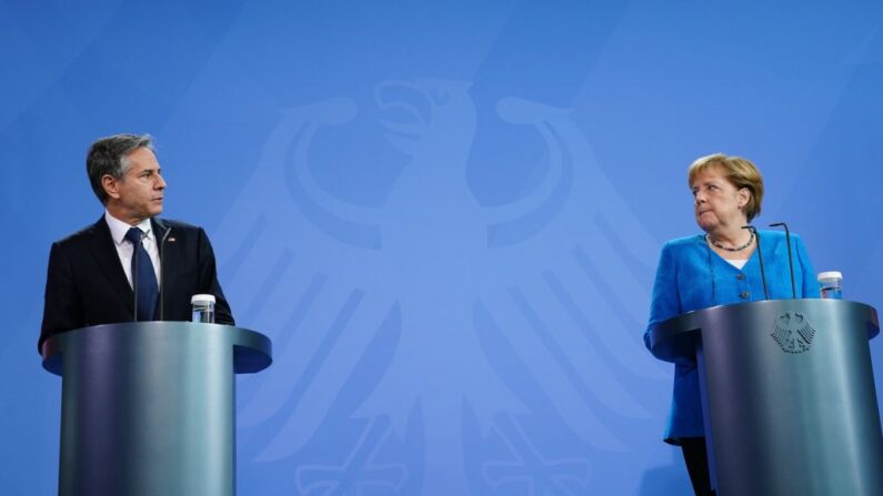 La canciller alemana Angela Merkel (de) y el secretario de Estado estadounidense Antony Blinken durante una rueda de prensa conjunta en la Cancillería el 23 de junio de 2021 en Berlín, Alemania. (Clemens Bilan - Pool/Getty Images)