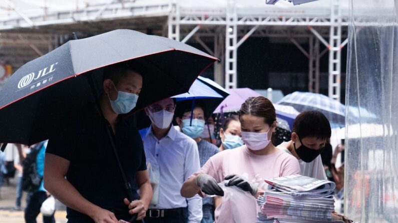 Un hombre compra un ejemplar de la última edición del periódico Apple Daily en el distrito central de Hong Kong el 24 de junio de 2021, después de que el tabloide prodemocrático se viera obligado a cerrar tras 26 años en virtud de una nueva ley de seguridad nacional. (Bertha Wang / AFP vía Getty Images)