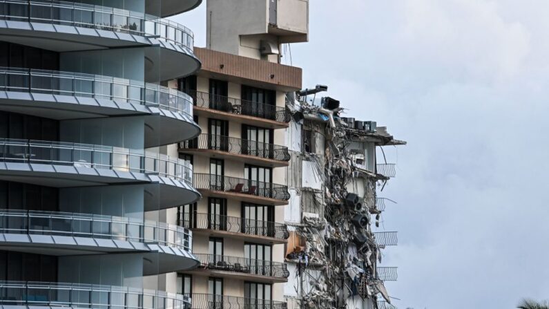 Los escombros cuelgan de un edificio parcialmente derrumbado en Surfside, al norte de Miami Beach, el 24 de junio de 2021. (Chandan Khanna/AFP vía Getty Images)