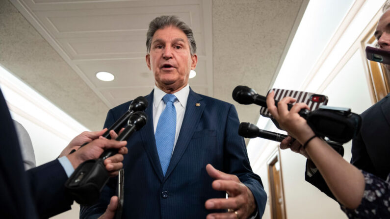 El senador Joe Manchin (D-WV) habla con los periodistas sobre la legislación de infraestructura en el Capitolio el 24 de junio de 2021 en Washington, DC. (Drew Angerer/Getty Images)