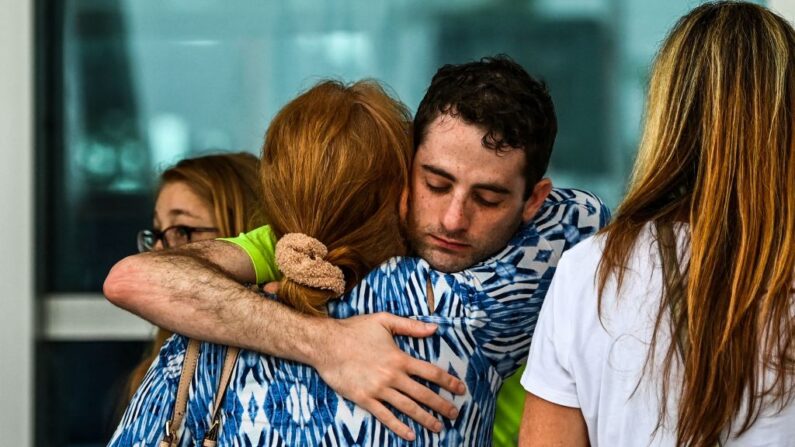 Sobrevivientes del Champlain Towers South se abrazan con sus familiares, en Surfside, al norte de Miami Beach, el 24 de junio de 2021 (CHANDAN KHANNA / AFP a través de Getty Images)
