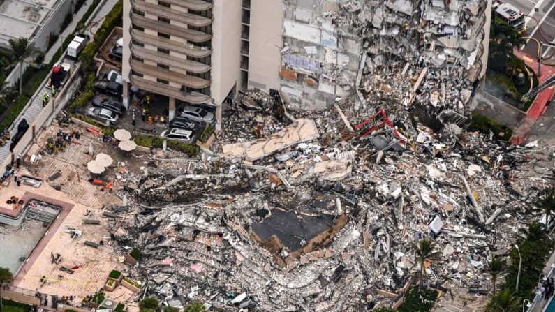 Vista aérea muestra el trabajo de búsqueda y rescate después del colapso parcial de Champlain Towers South en Surfside, al norte de Miami Beach, el 24 de junio de 2021. (Chandan Khanna/ AFP vía Getty Images)