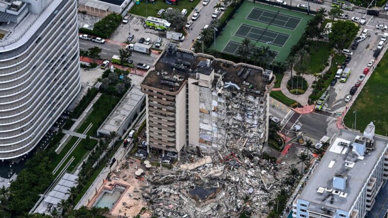 Esta fotografía aérea muestra al personal de búsqueda y rescate trabajando sobre el terreno después del colapso parcial de las Torres Champlain Sur en Surfside, al norte de Miami Beach, el 24 de junio de 2021. (CHANDAN KHANNA/AFP vía Getty Images)