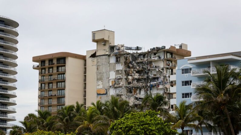 Los escombros cuelgan de un edificio parcialmente derrumbado en Surfside, al norte de Miami Beach, el 24 de junio de 2021. (EVA MARIE UZCATEGUI/AFP vía Getty Images)