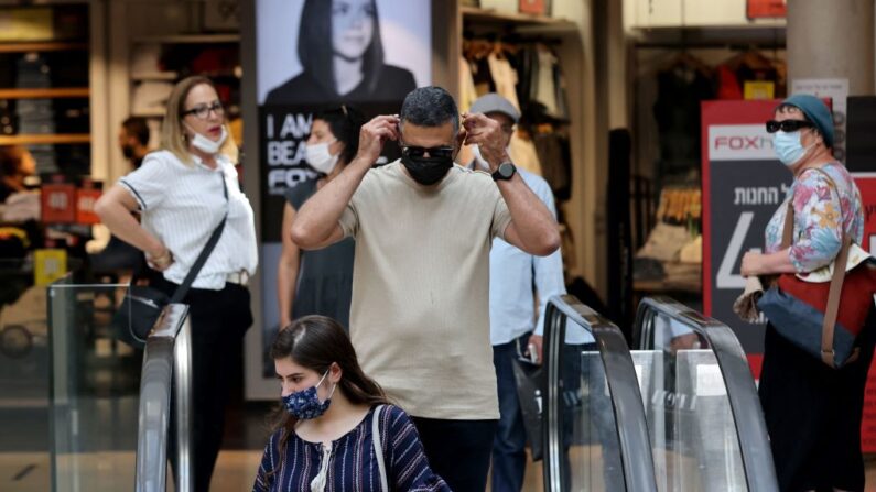 Israelíes llevan mascarillas contra el covid-19 en un centro comercial de Jerusalén el 25 de junio de 2021. (Emmanuel Dunand / AFP vía Getty Images)