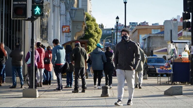 Se ven personas en una calle de Punta Arenas, Magallanes, Chile, el 25 de junio de 2021. (Claudio Monge/AFP vía Getty Images)