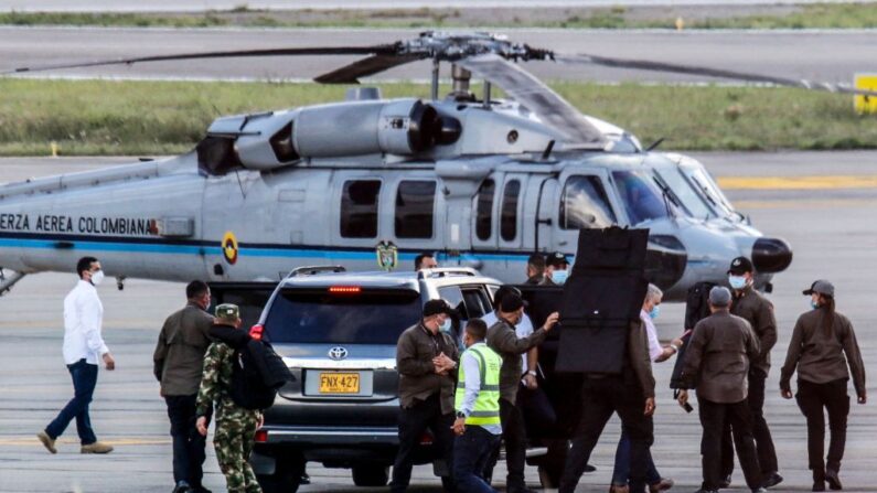 El presidente de Colombia, Iván Duque (4-d), camina rodeado de guardaespaldas cerca del helicóptero presidencial en la pista del aeropuerto internacional Camilo Daza después de que fuera alcanzado por disparos en Cúcuta, Colombia, el 25 de junio de 2021. (Schneyder Mendoza/AFP vía Getty Images)