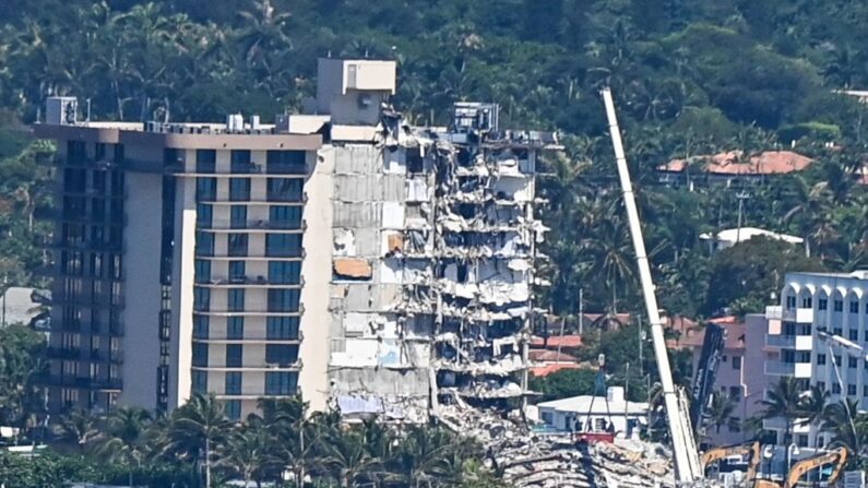 Se ven grúas en un edificio parcialmente derrumbado en Surfside, Florida, al norte de Miami Beach, el 27 de junio de 2021. (Chandan Khanna/AFP vía Getty Images)