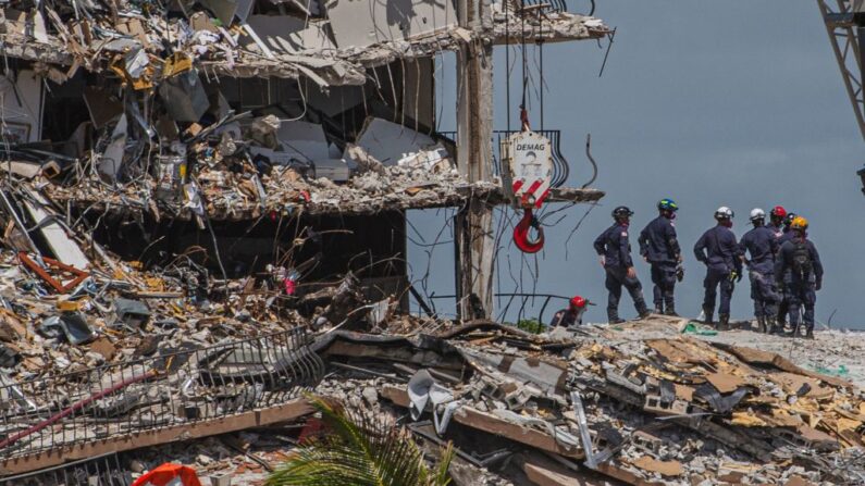 Los equipos de búsqueda y rescate buscan posibles sobrevivientes en el edificio de condominios Champlain Towers South, parcialmente derrumbado, el 27 de junio de 2021, en Surfside, Florida. (Giorgio Viera/AFP vía Getty Images)