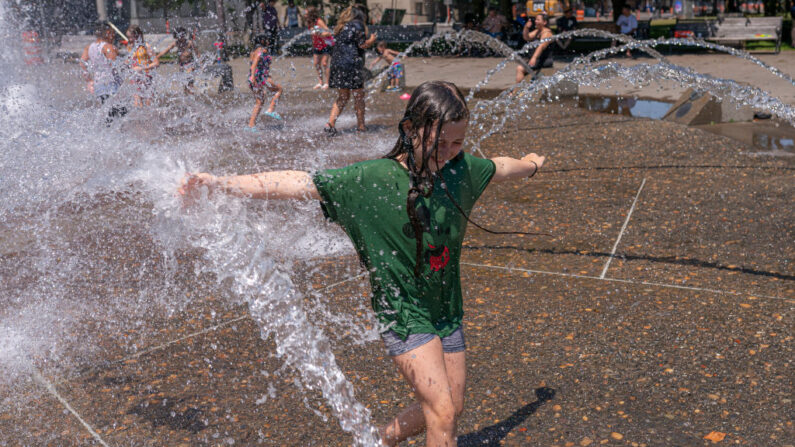 Niños juegan en la fuente de Salmon Springs el 27 de junio de 2021 en Portland, Oregón. (Nathan Howard/Getty Images)
