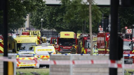 Se declara un fuerte incendio en una estación de tren de Londres