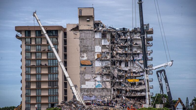 Los equipos de búsqueda y rescate buscan posibles supervivientes en el edificio de condominios Champlain Towers South parcialmente derrumbado, el 30 de junio de 2021 en Surfside, Florida (EE.UU.). (Giorgio Viera/AFP vía Getty Images)