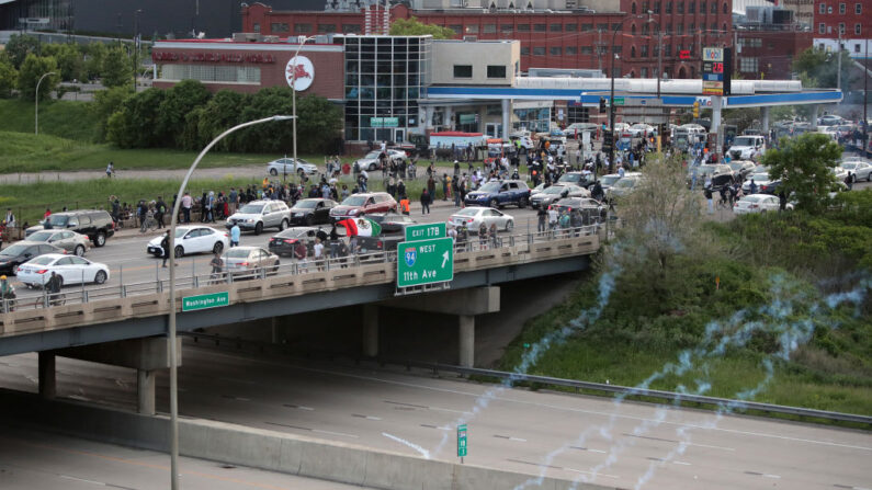 La policía dispara gas lacrimógeno en la I-35W donde los manifestantes protestaban contra la brutalidad policial y la muerte de George Floyd, el 31 de mayo de 2020 en Minneapolis, Minnesota. (Scott Olson/Getty Images)