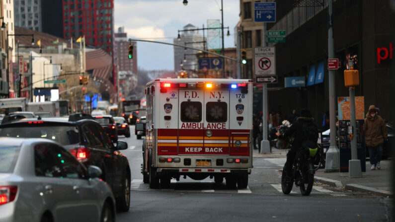 En una foto de archivo, una ambulancia circula por una carretera de Brooklyn el 01 de diciembre de 2020 en la ciudad de Nueva York (EE.UU.). (Spencer Platt/Getty Images)