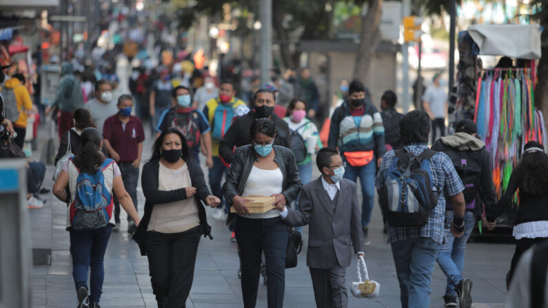 La gente camina en las calles del centro de la Ciudad de México el 19 de diciembre de 2020 en la Ciudad de México, México. (Hector Vivas/Getty Images)