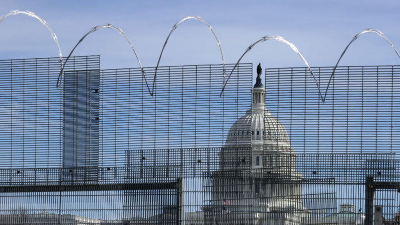 Una valla de seguridad temporal coronada con alambre de púas rodea el Capitolio de los Estados Unidos el 17 de febrero de 2021 en Washington, DC. (Chip Somodevilla/Getty Images)