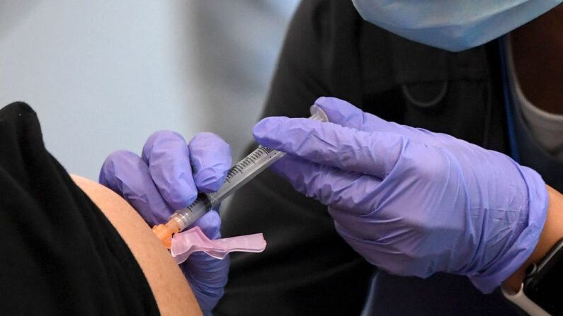 Una enfermera administra una vacuna Moderna COVID-19 a un empleado de Amazon el 31 de marzo de 2021 en North Las Vegas, Nevada. (Ethan Miller/Getty Images)