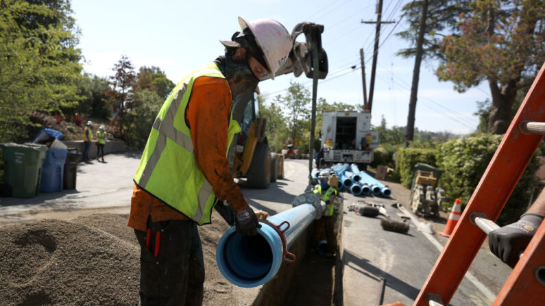 Trabajadores del Distrito Municipal de Servicios Públicos de East Bay (EBMUD) instalan una nueva tubería de agua el 22 de abril de 2021 en Walnut Creek, California. (Foto de Justin Sullivan/Getty Images)