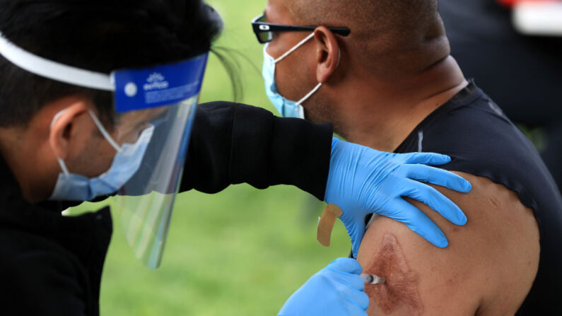  Un hombre recibe una dosis de la vacuna contra el coronavirus de Johnson & Johnson durante una clínica sin cita previa en el área de Reach al aire libre del Centro Kennedy el 06 de mayo de 2021 en Washington, DC. (Chip Somodevilla/Getty Images)