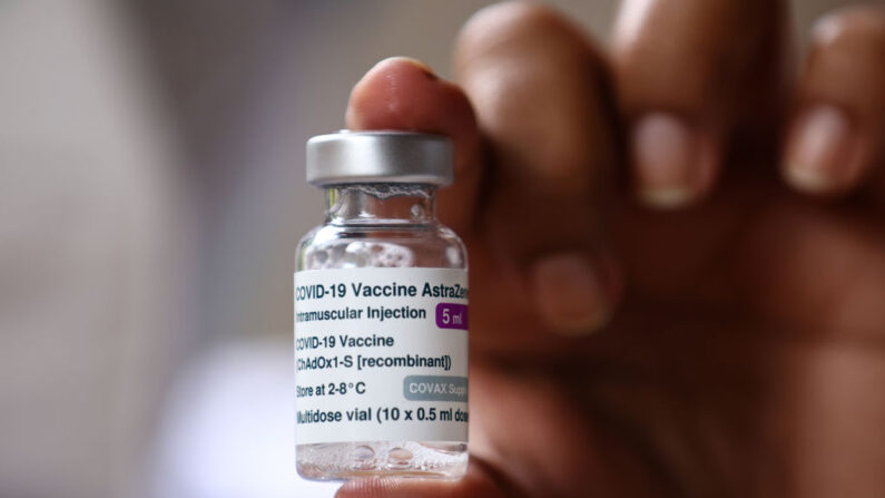 Imagen de archivo de un vial de la vacuna AstraZeneca en una campaña de vacunación contra el COVID-19 en 2021. (Mario Tama/Getty Images)
