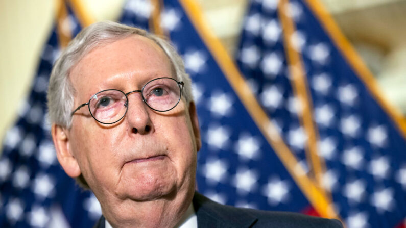 El líder de la minoría del Senado, Mitch McConnell (R-KY), habla con los periodistas tras los almuerzos semanales de política republicana en el Capitolio el 25 de mayo de 2021 en Washington, DC. (Kevin Dietsch/Getty Images)