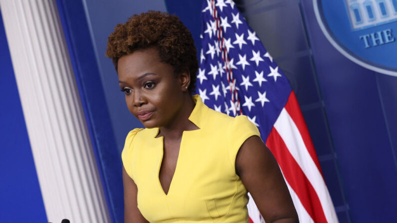La secretaria de prensa adjunta de la Casa Blanca, Karine Jean-Pierre, responde a preguntas durante su primera rueda de prensa diaria en la Casa Blanca, el 26 de mayo de 2021, en Washington, DC. (Win McNamee/Getty Images)