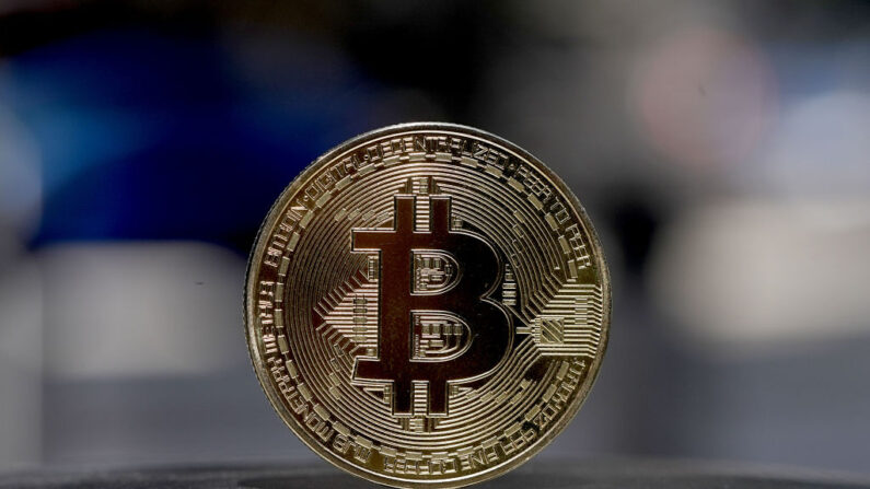 En esta ilustración fotográfica, una representación visual de la criptomoneda Bitcoin es fotografiada el 30 de mayo de 2021 en Londres, Inglaterra. (Edward Smith/Getty Images)