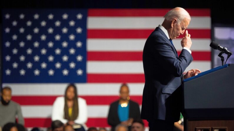 El presidente Joe Biden reza durante un momento de silencio mientras se conmemora el centenario de la Masacre de la Carrera de Tulsa, en Tulsa, Oklahoma, el 1 de junio de 2021. (Brandon Bell/Getty Images)