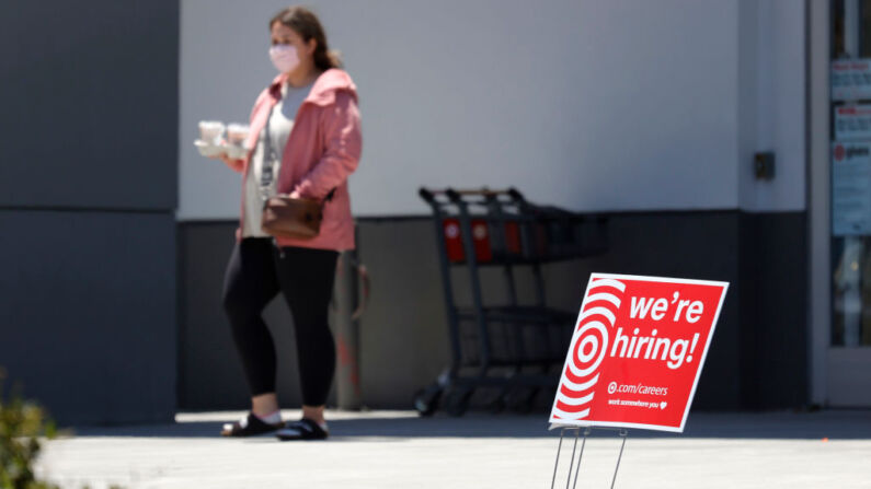 Una cliente camina junto a un cartel de 'Estamos Contratando' fuera de una tienda Target, el 03 de junio de 2021, en Sausalito, California (EE.UU.). (Justin Sullivan/Getty Images)