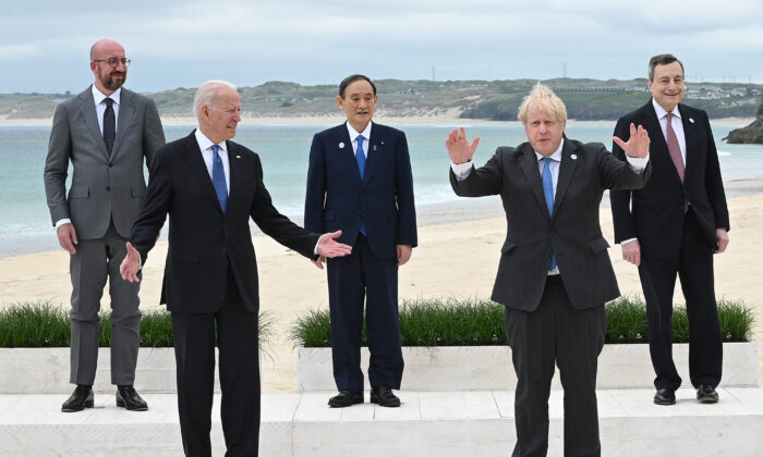 (De izquierda a derecha) El presidente del Consejo Europeo, Charles Michel, el presidente de Estados Unidos, Joe Biden, el primer ministro japonés Yoshihide Suga, el primer ministro británico, Boris Johnson, y el primer ministro italiano, Mario Draghi, posan para la foto de bienvenida oficial de la Cumbre del G7, en Cornwall, Reino Unido, el 11 de junio de 2021. (Leon Neal/WPA Pool/Getty Images)