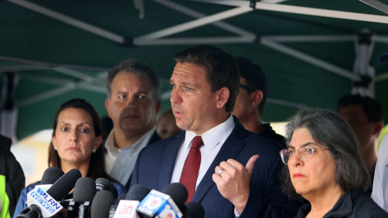 El gobernador de Florida, Ron DeSantis, habla con los medios de comunicación sobre el edificio de condominios Champlain Towers South de 12 pisos que se derrumbó parcialmente el 24 de junio de 2021 en Surfside, Florida. (Joe Raedle/Getty Images)