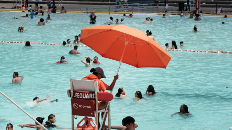 Un socorrista observa cómo la gente se refresca en una piscina pública el 29 de junio de 2021 en el barrio de Astoria del distrito de Queens en la ciudad de Nueva York (EE.UU.). (Spencer Platt/Getty Images)