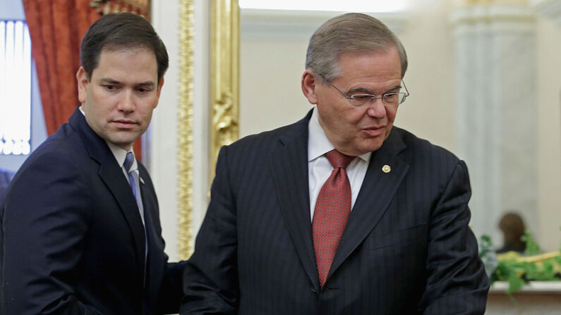 El presidente del comité de Exteriores del Senado, Robert Menéndez (demócrata de Nueva Jersey) (d), y el senador estadounidense Marco Rubio (republicano de Florida) en una foto tomada el 25 de abril de 2013, en Washington, DC. (Chip Somodevilla/Getty Images)