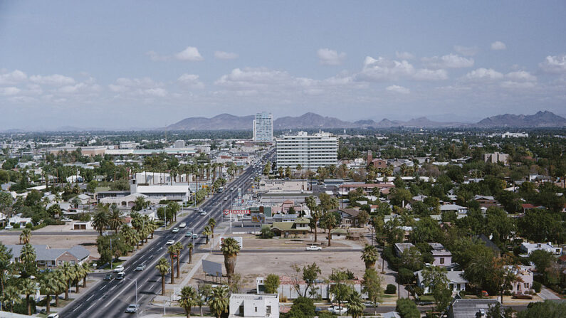 Una vista de Phoenix desde el Phoenix Rock Garden, Phoenix, Arizona, septiembre de 1962. (Harvey Meston/Archive Photos/Getty Images)
