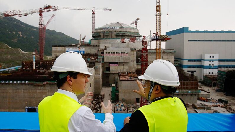 El ministro de Hacienda y Administraciones Públicas, George Osborne, habla con Guo Liming de Taishan Nuclear Power Joint Venture Co Ltd (D) mientras visita un reactor nuclear en construcción en la central de Taishan el 17 de octubre de 2013 en Taishan, provincia de Guangdong, China. (Bobby Yip/Getty Images)