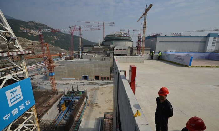 Los trabajadores esperan que el primer ministro francés, Jean-Marc Ayrault, llegue a la central nuclear conjunta chino-francesa de Taishan, en las afueras de la ciudad de Taishan, en la provincia de Guangdong, China, el 8 de diciembre de 2013. El primer ministro francés, Jean-Marc Ayrault, promocionó su país. experiencia nuclear durante su visita a China, el mercado más grande del mundo para centrales nucleares. (Peter Parks/AFP a través de Getty Images)