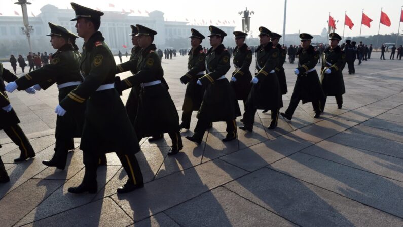 Policías paramilitares patrullan en la plaza de Tiananmen, cerca al Gran Salón del Pueblo, en Beijing, el 13 de marzo de 2015. (Greg Baker/AFP vía Getty Images)