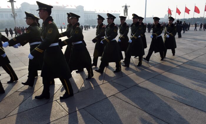 Patrulla de la policía paramilitar en la Plaza de Tiananmen, junto al Gran Palacio del Pueblo, en Beijing, el 13 de marzo de 2015. (Greg Baker/AFP a través de Getty Images)