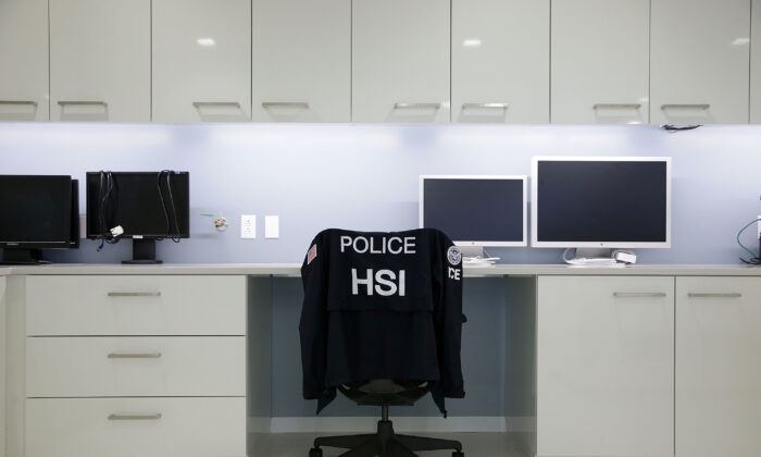 Un espacio de trabajo en el Centro de Delitos Cibernéticos de ICE en Fairfax, Va., el 22 de julio de 2015. (Alex Wong/Getty Images)