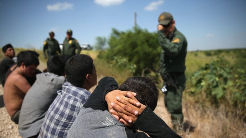 Los agentes de la Patrulla Fronteriza detienen a inmigrantes ilegales después de que cruzaron la frontera de México a Estados Unidos en McAllen, Texas, el 7 de agosto de 2015. (John Moore/Getty Images)