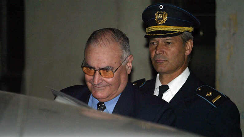 El exjefe militar uruguayo José Gavazzo (i), que se encuentra en prisión preventiva, se retira de un juzgado de Montevideo, Uruguay, el 11 de mayo de 2006. (Miguel Rojo/AFP vía Getty Images)