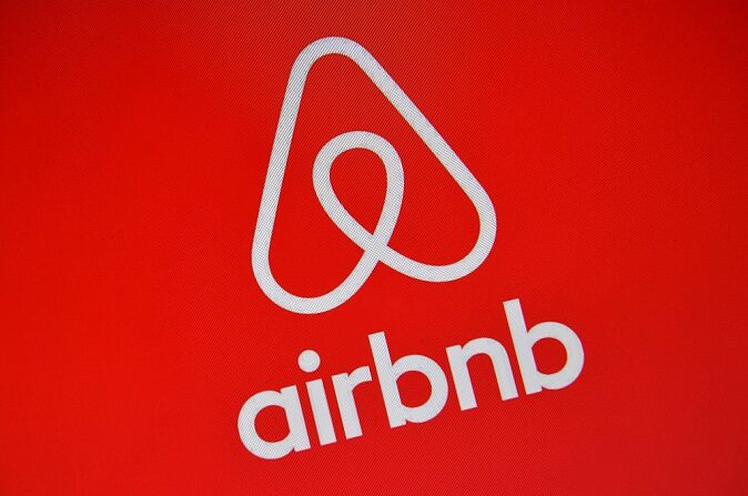 El logotipo de Airbnb se muestra en la pantalla de una computadora el 3 de agosto de 2016 en Londres, Inglaterra. (Carl Court/Getty Images)