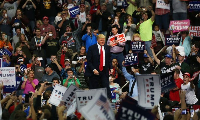 Donald Trump sube al escenario durante un mitin en Hershey (Pensilvania) el 4 de noviembre de 2016. (Foto de Spencer Platt/Getty Images)