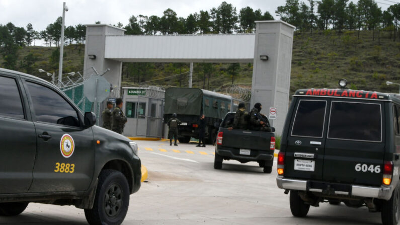 En una foto de archivo, la policía militar traslada a 42 miembros de las pandillas Barrio 18 y Mara Salvatrucha (MS-13) desde la prisión Penitenciaria Nacional en Tamara a la prisión de La Tolva en el municipio de Moroceli, departamento de El Paraíso, a 80 km al este de Tegucigalpa (Honduras) el 16 de junio de 2017. (Orlando Sierra/AFP vía Getty Images)