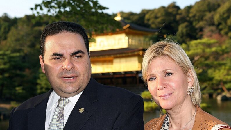 El expresidente de El Salvador Antonio Saca y su esposa, ex primera dama Ana Ligia, visitan el Pabellón Dorado del Templo Rokuonji el 21 de octubre de 2006 en Kioto, Japón. (Koichi Kamoshida/Getty Images)