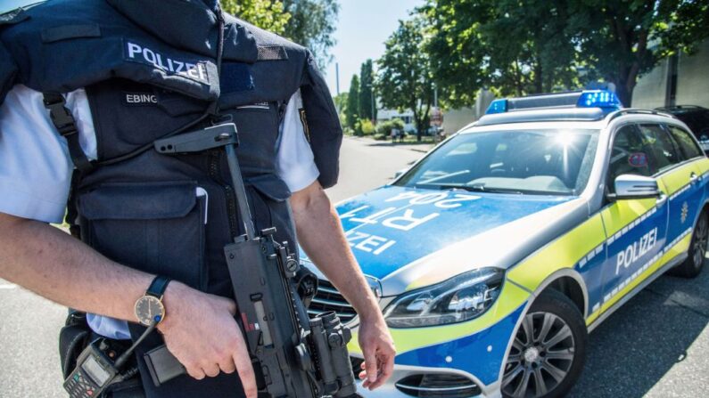 En una foto de archivo, un policía se encuentra frente a un coche de policía en el suroeste de Alemania, el 17 de julio de 2017. (Sven Friebe/DPA/AFP vía Getty Images)