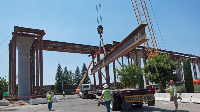 En esta imagen de distribución proporcionada por la Autoridad de Trenes de Alta Velocidad de California, la construcción del Viaducto Cedar visto desde el Bulevar Golden State al oeste de la Ruta Estatal 99 el 13 de julio de 2017 en Fresno, California. El tren de alta velocidad se supone que corre entre SF y Anaheim a un costo de $ 64 mil millones. (California High-Speed Rail Authority vía Getty Images)