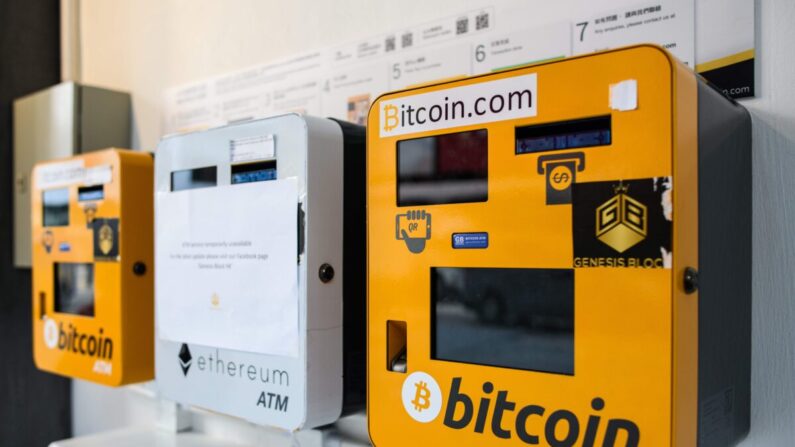 Los cajeros automáticos (I y D) de la moneda digital Bitcoin mostrados en Hong Kong, el 18 de diciembre de 2017 están en vías de desaparecer en China. (Anthony Wallace / AFP vía Getty Images)