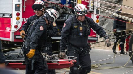 Al menos 21 muertos tras caída de autobús a un abismo en el sur de Perú